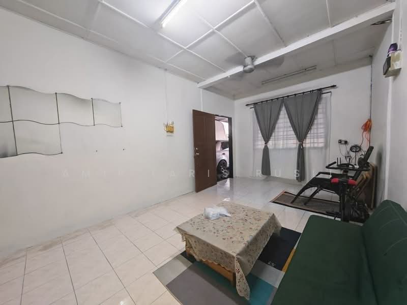 1-storey Terraced House for Sale in Taman Putri Kulai (Kulai) - Amir Faris Rusli - Living Room - PropertyGuru.com.my