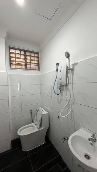 2-storey Terraced House for Rent in Taman Molek (Johor Bahru) - Nikko Soh - Bathroom - PropertyGuru.com.my