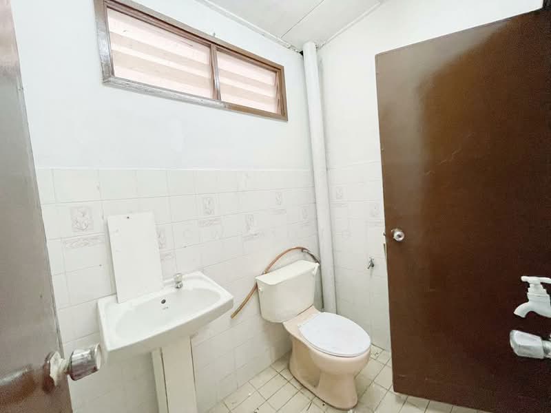 Rumah Teres 2-Tingkat untuk Dijual di Bandar Menjalara (Kuala Lumpur) - CW Kong - Bathroom - PropertyGuru.com.my