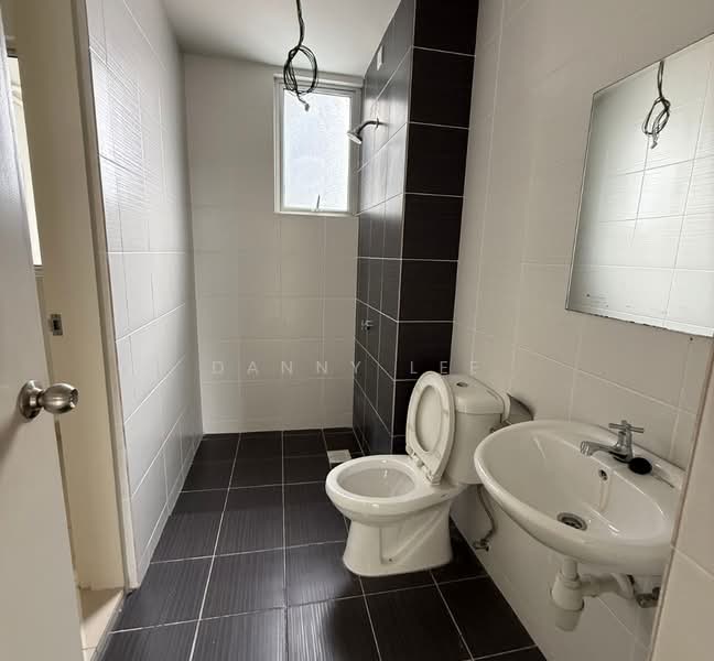 Service Residence for Sale at Majestic Maxim - Danny Lee - Bathroom - PropertyGuru.com.my
