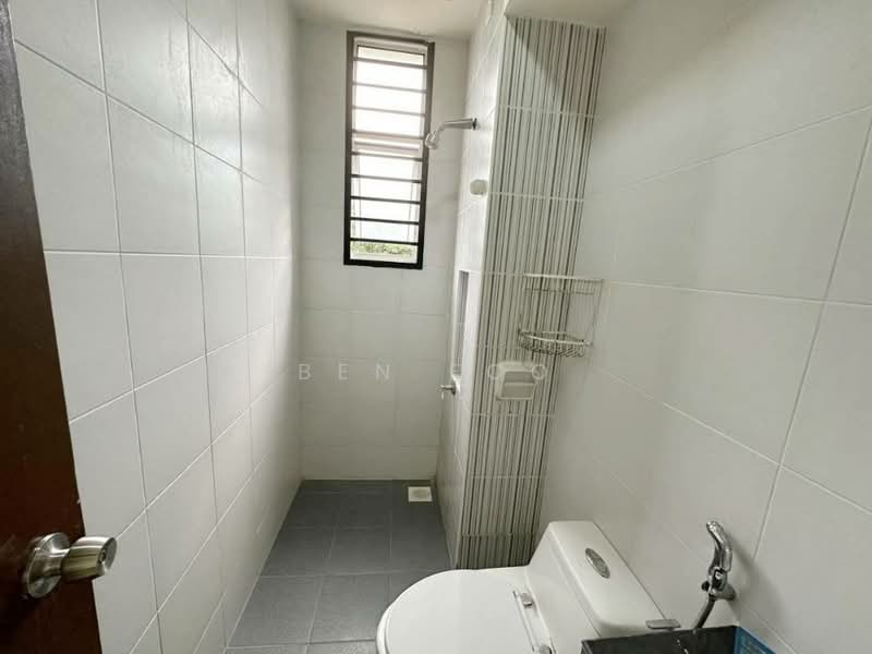 Kediaman Servis untuk Dijual di SuriaMas Suites - Ben Foo - Bathroom - PropertyGuru.com.my
