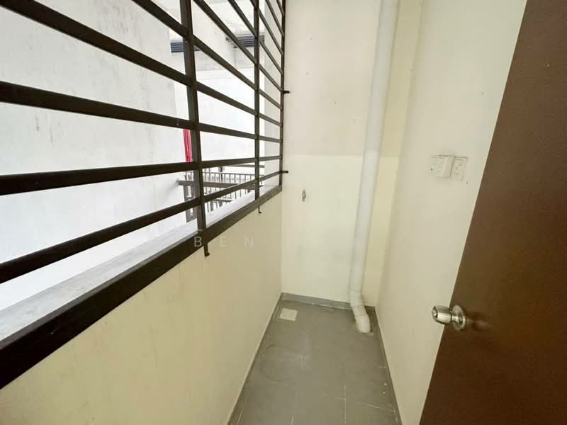 Kediaman Servis untuk Dijual di SuriaMas Suites - Ben Foo - Balcony - PropertyGuru.com.my