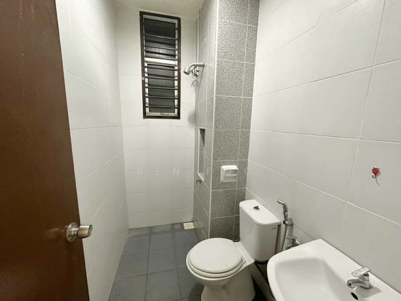 Kediaman Servis untuk Dijual di SuriaMas Suites - Ben Foo - Bathroom - PropertyGuru.com.my