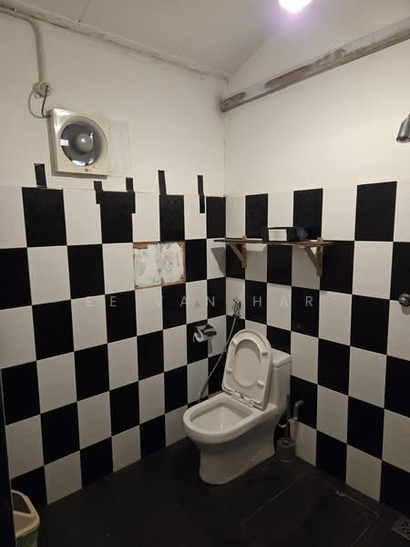 Shop for Rent in Johor Bahru (Johor) - Ee Van Har - Bathroom - PropertyGuru.com.my