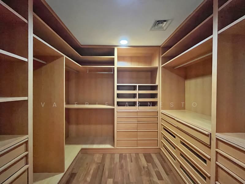 Kondominium untuk Dijual di Dua Residency - Valerie Arnesto - Master Bedroom w/ Walk In Wardrobe - PropertyGuru.com.my