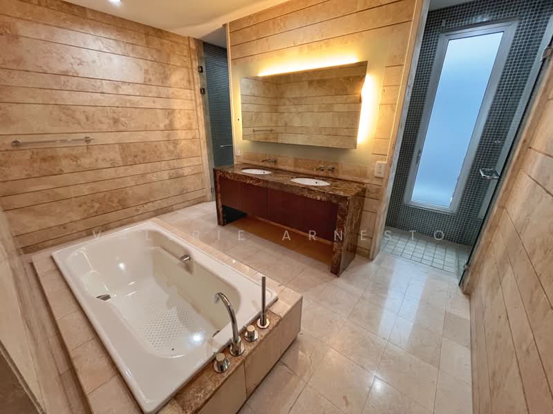 Kondominium untuk Dijual di Dua Residency - Valerie Arnesto - Master Bathroom - PropertyGuru.com.my