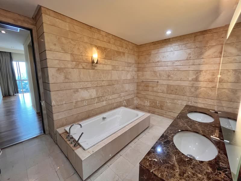Kondominium untuk Dijual di Dua Residency - Valerie Arnesto - Master Bathroom - PropertyGuru.com.my