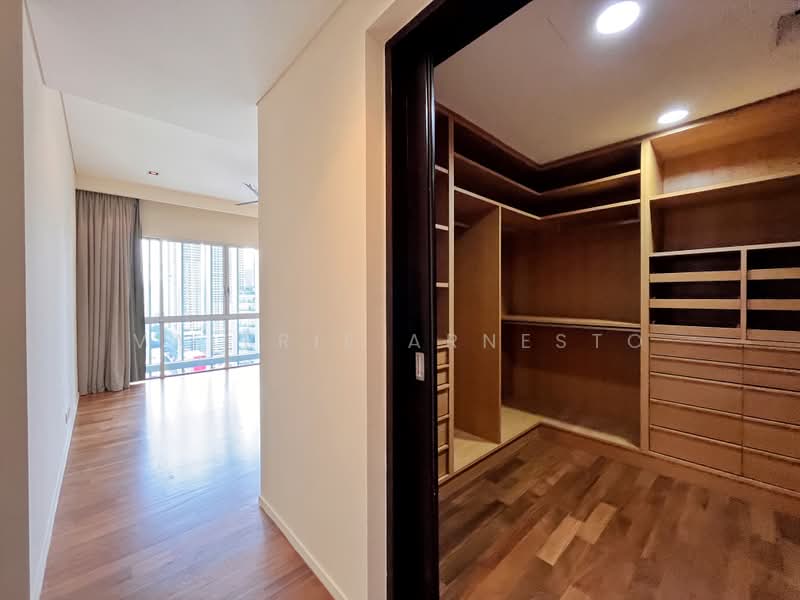 Kondominium untuk Dijual di Dua Residency - Valerie Arnesto - Master Bedroom w/ Walk In Wardrobe - PropertyGuru.com.my