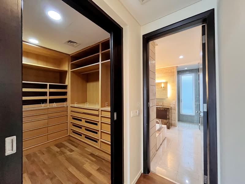 Kondominium untuk Dijual di Dua Residency - Valerie Arnesto - Walk In Wardrobe to Master Bathroom - PropertyGuru.com.my