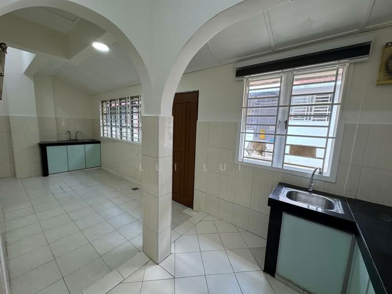 Rumah Teres 2-Tingkat untuk Disewa di Taman Pelangi Indah (Ulu Tiram) - Lui Lui - Kitchen - PropertyGuru.com.my