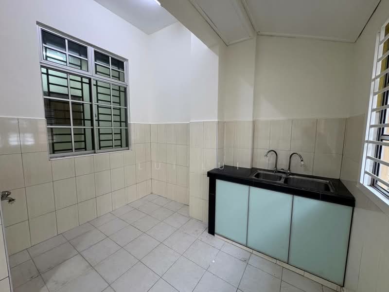 Rumah Teres 2-Tingkat untuk Disewa di Taman Pelangi Indah (Ulu Tiram) - Lui Lui - Kitchen - PropertyGuru.com.my