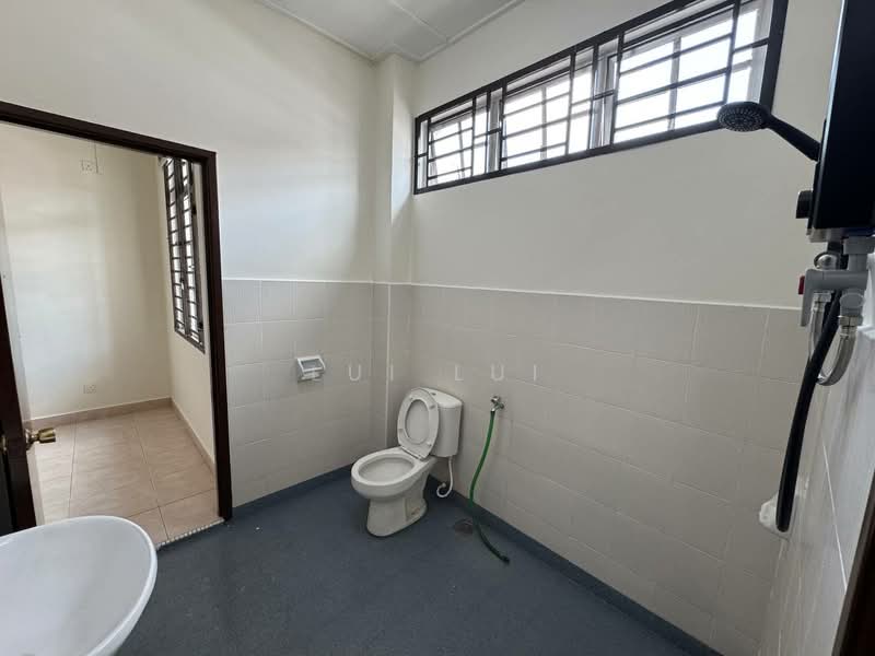 Rumah Teres 2-Tingkat untuk Disewa di Taman Pelangi Indah (Ulu Tiram) - Lui Lui - Bathroom - PropertyGuru.com.my