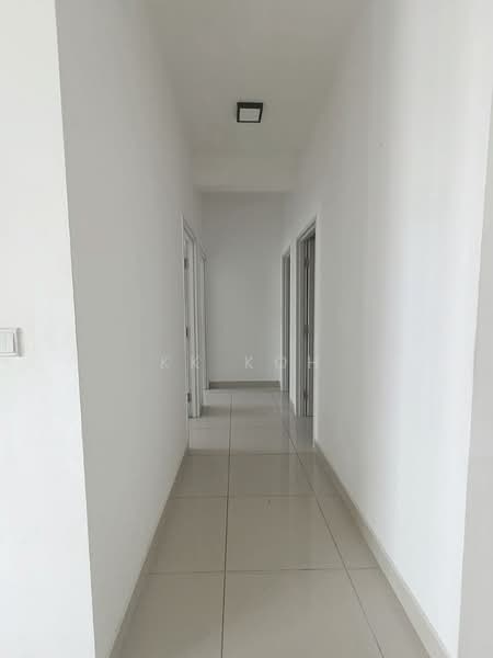 Kediaman Servis untuk Dijual di Meridin Bayvue Serviced Apartment - KK Koh - Corridor - PropertyGuru.com.my