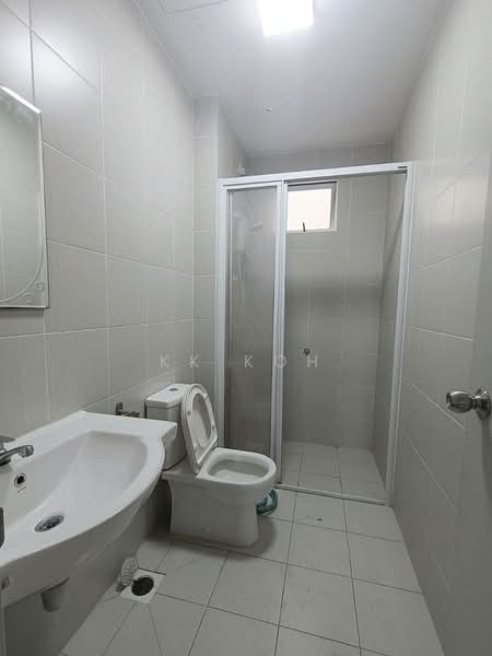 Kediaman Servis untuk Dijual di Meridin Bayvue Serviced Apartment - KK Koh - Bathroom - PropertyGuru.com.my