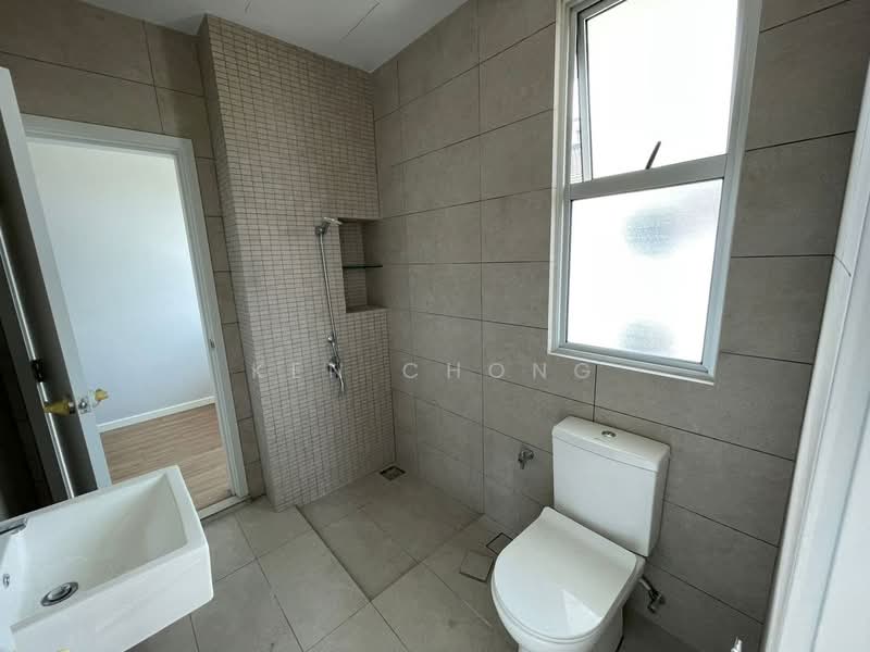Rumah Teres untuk Dijual di Tamansari (Rawang) - Ken Chong - Bathroom - PropertyGuru.com.my