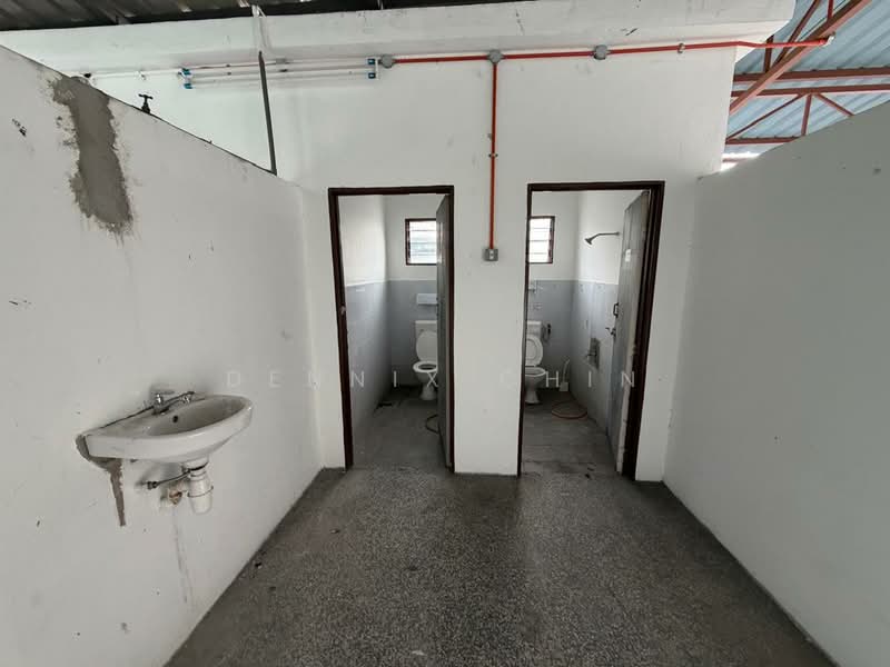 Gudang untuk Disewa di Bandar Utama Batang Kali (Batang Kali) - Dennix Chin - Bathroom - PropertyGuru.com.my