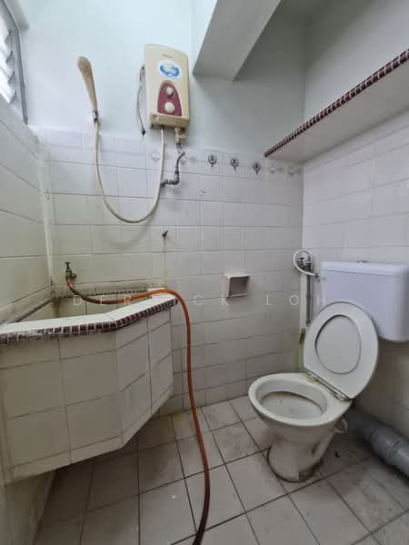 Flat for Rent at Farlim 4 - Derrick Loh - Bathroom - PropertyGuru.com.my