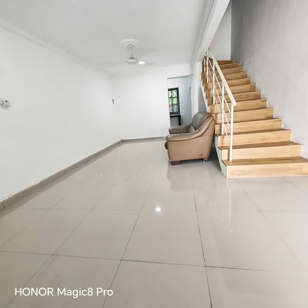 Rumah Teres 2-Tingkat untuk Disewa di Taman Anggerik (Tampoi) - Chloe Lai - Living Room - PropertyGuru.com.my