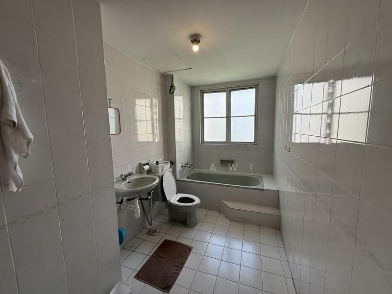 Kondominium untuk Dijual di Pantai Panorama Condominiums - Liza Awi - Bathroom - PropertyGuru.com.my