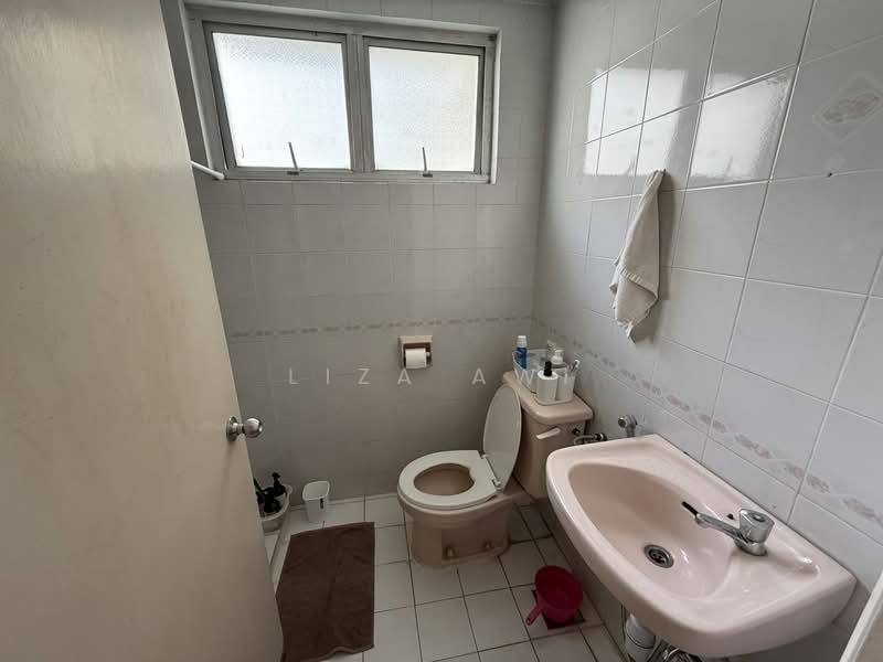 Kondominium untuk Dijual di Pantai Panorama Condominiums - Liza Awi - Bathroom - PropertyGuru.com.my
