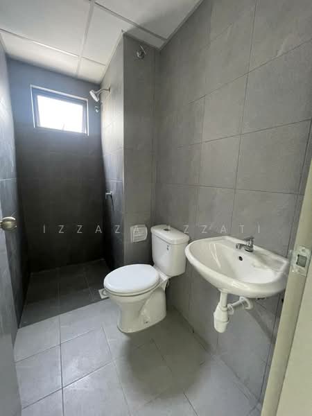 Kediaman Servis untuk Dijual di Flora Residency - Izzaza Izzati - Bathroom - PropertyGuru.com.my