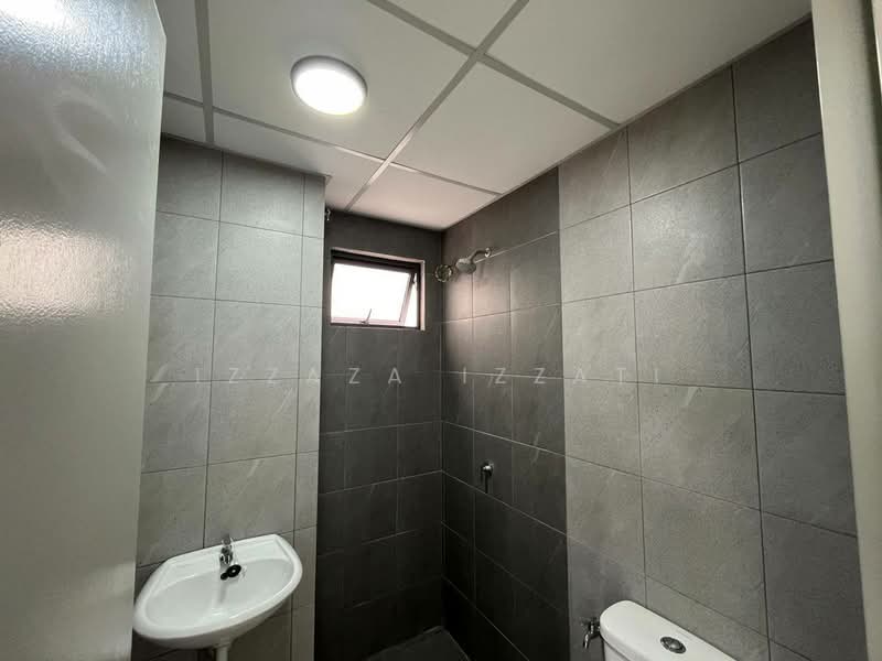 Kediaman Servis untuk Dijual di Flora Residency - Izzaza Izzati - Bathroom - PropertyGuru.com.my