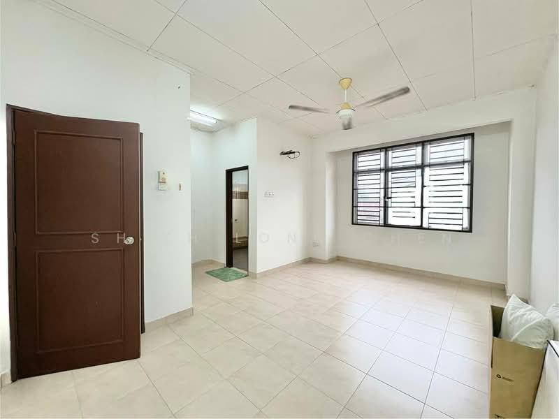 Rumah Teres 2-Tingkat untuk Dijual di Bandar Indahpura (Kulai) - Shieh Long Chen - Living Room - PropertyGuru.com.my