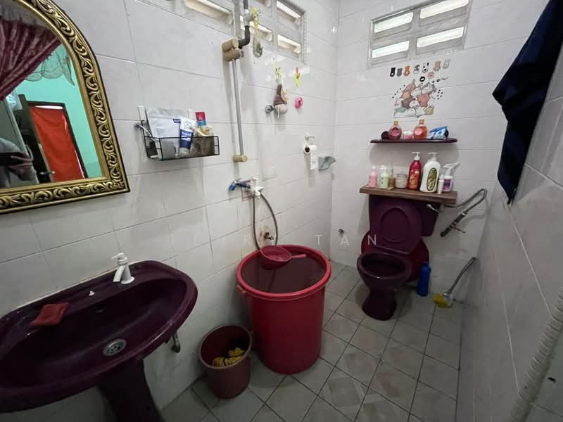 Rumah Teres 1-Tingkat untuk Dijual di Taman Rinting (Masai) - Terry Tan - Bathroom - PropertyGuru.com.my