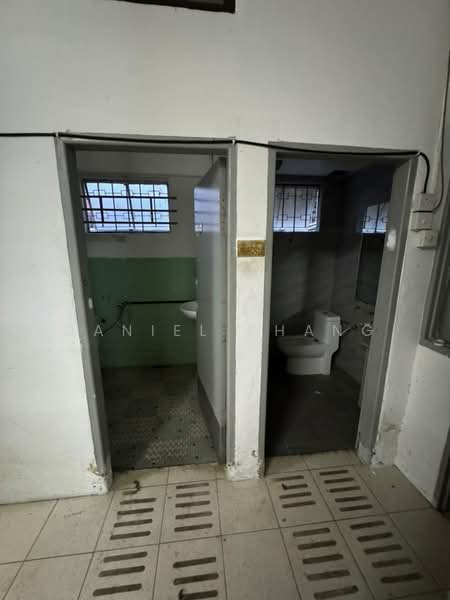 Shop / Office untuk Disewa di Taman Green Lane (Jelutong) - Daniel Phang - Bathroom - PropertyGuru.com.my
