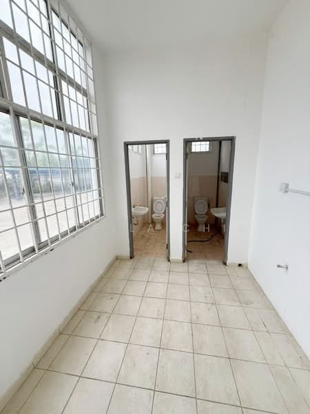 Kilang untuk Disewa di Taman Perindustrian Senai (Senai) - Stella Chia - Bathroom - PropertyGuru.com.my