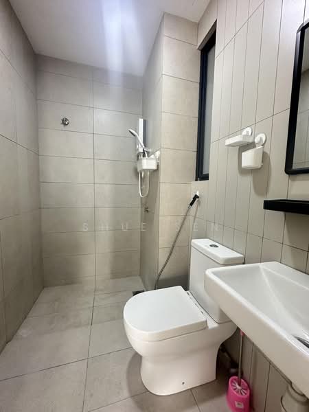Kediaman Servis untuk Dijual di Kenwingston Skylofts - Shue Sen - Bathroom - PropertyGuru.com.my