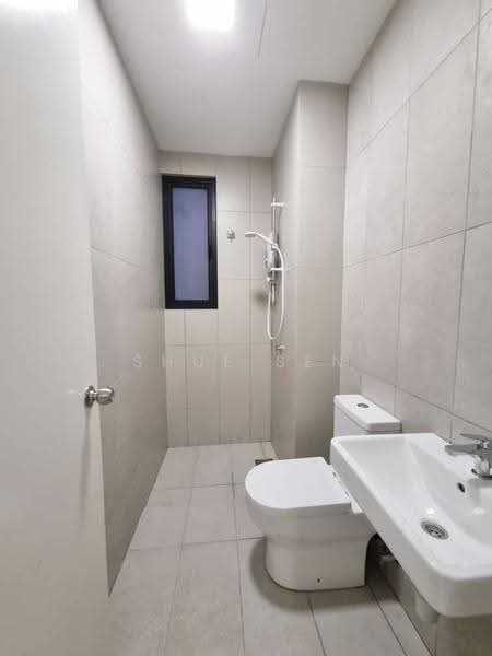 Kediaman Servis untuk Dijual di Kenwingston Skylofts - Shue Sen - Bathroom - PropertyGuru.com.my