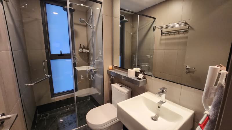 Service Residence for Sale at Bloomsvale Menara Vista Petaling - Yen Alice - Master Bathroom - PropertyGuru.com.my
