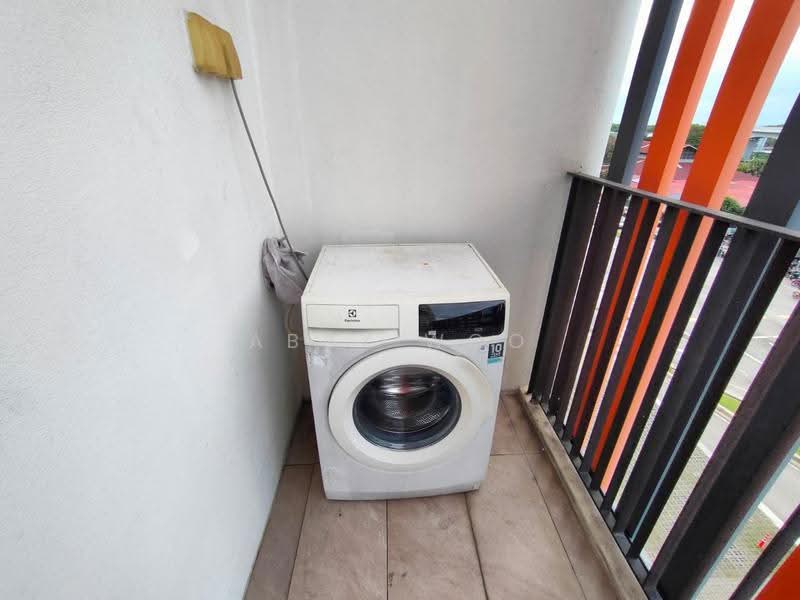 Kediaman Servis untuk Disewa di Emporis - Abby Woo - Balcony - PropertyGuru.com.my