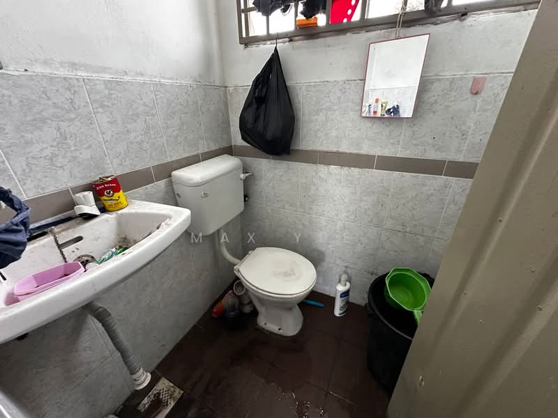 Rumah Teres 2-Tingkat untuk Dijual di Rumah Awam Kelapa Sawit (Kulai) - Max Yee - Bathroom - PropertyGuru.com.my