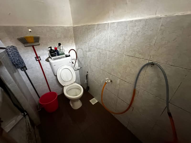 Rumah Teres 2-Tingkat untuk Dijual di Rumah Awam Kelapa Sawit (Kulai) - Max Yee - Bathroom - PropertyGuru.com.my