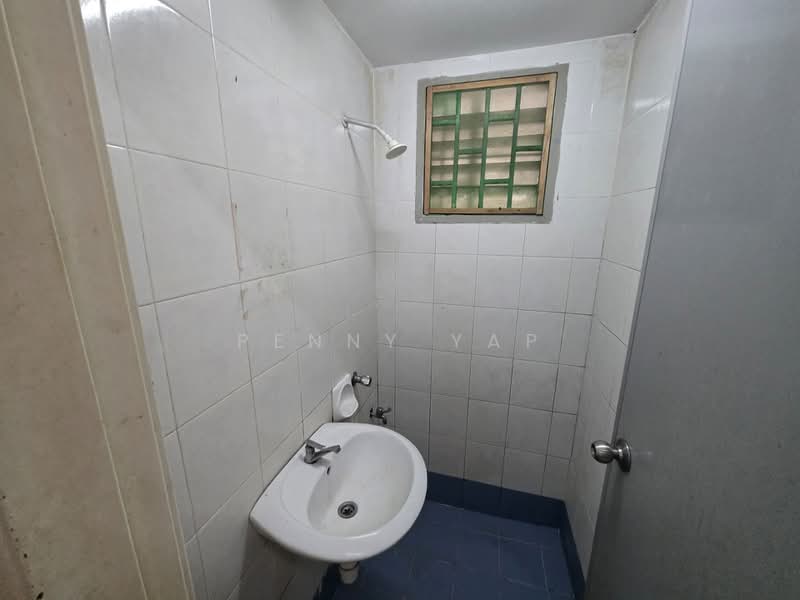 Rumah Flat untuk Dijual di Pangsapuri Seroja - Penny Yap - Bathroom - PropertyGuru.com.my