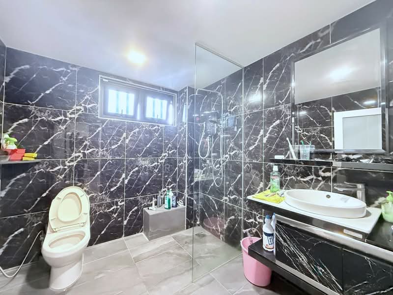Semi-Detached House for Sale in Taman Pelangi (Johor Bahru) - Karl Lim - Bathroom - PropertyGuru.com.my