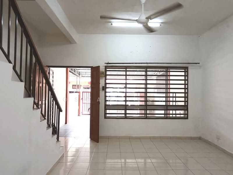 2-storey Terraced House for Rent in Bandar Lahat Baru (Lahat) - Oscar Teoh - Living Room - PropertyGuru.com.my