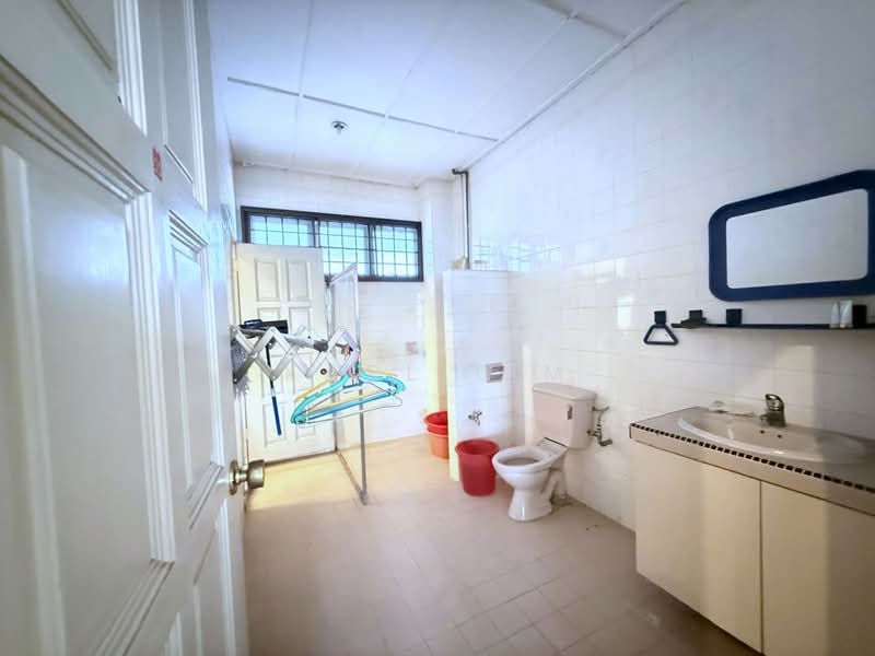 Rumah Berkembar untuk Dijual di Taman Pelangi (Johor Bahru) - Karl Lim - Bathroom - PropertyGuru.com.my