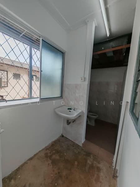 Flat for Sale at Flat Taman Ungku Tun Aminah - Siau Tong Ling - Bathroom - PropertyGuru.com.my