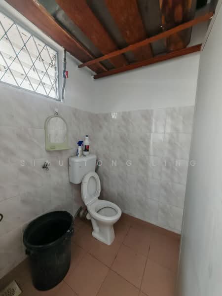 Flat for Sale at Flat Taman Ungku Tun Aminah - Siau Tong Ling - Bathroom - PropertyGuru.com.my