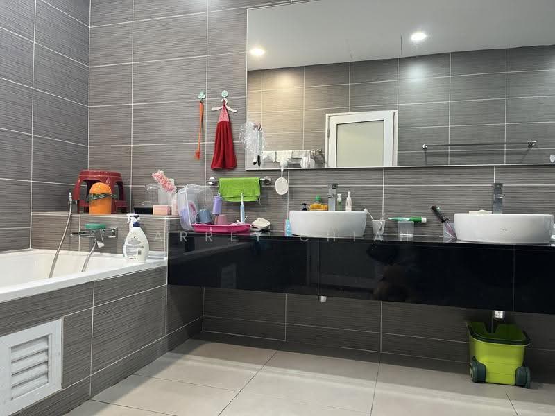 Semi-Detached House for Sale in Kinrara Residence (Puchong) - Carrey Chiah - Bathroom - PropertyGuru.com.my