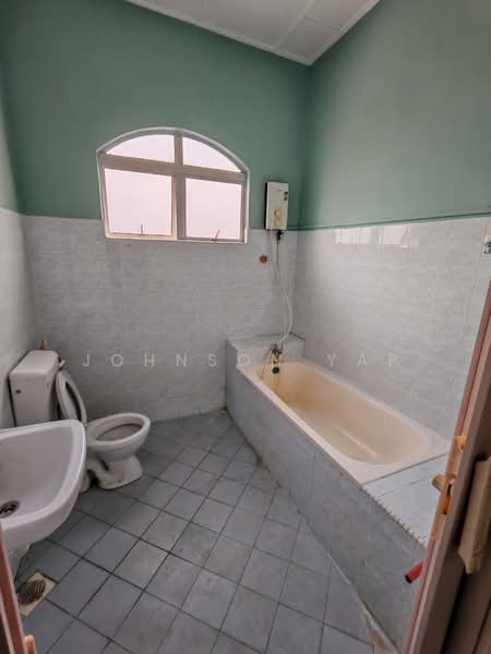 2.5-storey Terraced House for Rent in Taman Pulai Utama (Skudai) - Johnson Yap - Bathroom - PropertyGuru.com.my