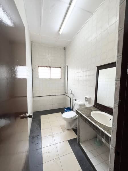 2-storey Terraced House for Sale in Taman Cempaka (Ampang) - Zul Arif - Bathroom - PropertyGuru.com.my