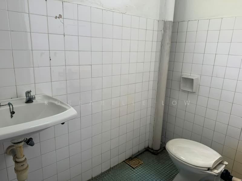 Shop for Rent in Taman Perindustrian Kinrara (Bandar Kinrara) - Roseabelle Low - Bathroom - PropertyGuru.com.my