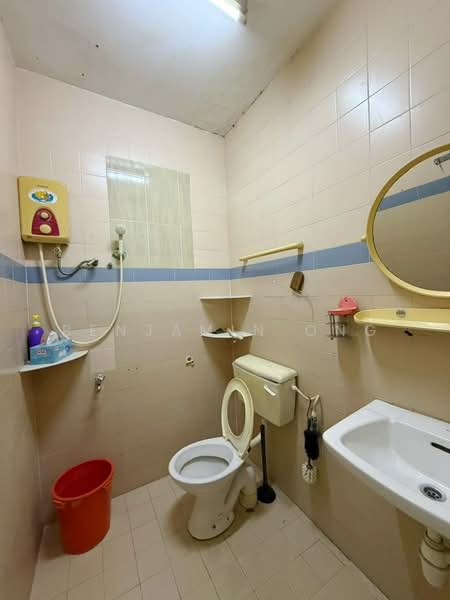 1.5-storey Terraced House for Sale in Taman Puteri Wangsa (Ulu Tiram) - Benjamin Ong - Bathroom - PropertyGuru.com.my