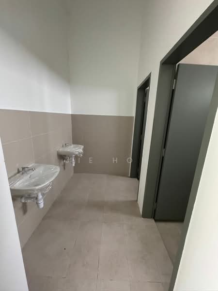 Shop for Rent in Bandar Rimbayu (Telok Panglima Garang) - Jie Hoh - Bathroom - PropertyGuru.com.my