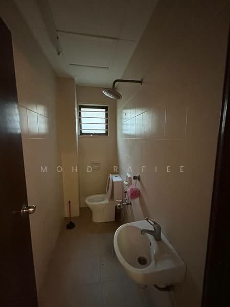 Semi-Detached House for Sale in Puncak Bangi (Bandar Baru Bangi) - Mohd Rafiee - Bathroom - PropertyGuru.com.my