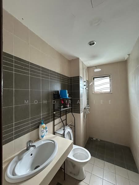 Semi-Detached House for Sale in Puncak Bangi (Bandar Baru Bangi) - Mohd Rafiee - Bathroom - PropertyGuru.com.my